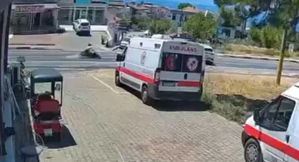 İzmir'de otomobil ile çarpışan motosikletin sürücüsü hayatını kaybetti