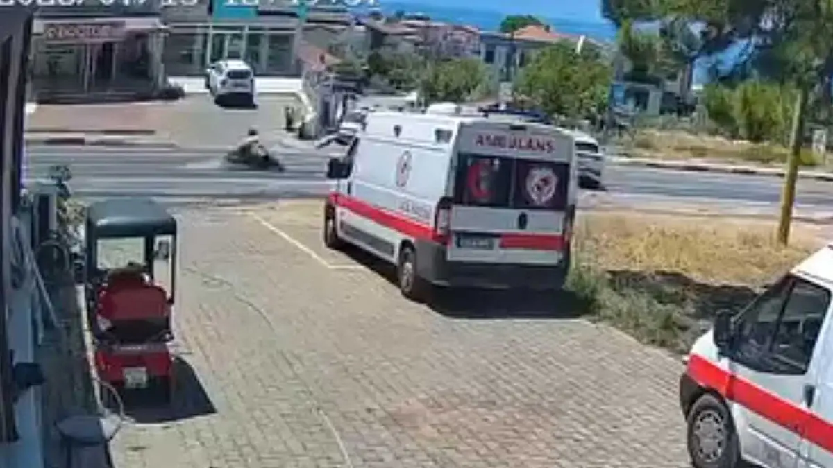İzmir'de otomobil ile çarpışan motosikletin sürücüsü öldü görseli