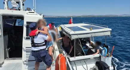 İzmir haber: Denizde rahatsızlanan 2 kişi için sahil güvenlik harekete geçti