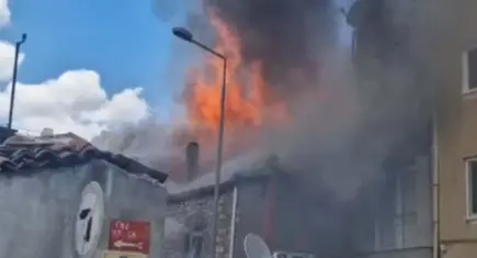 Manisa’da yangın faciası: Alevler 3 evi sardı