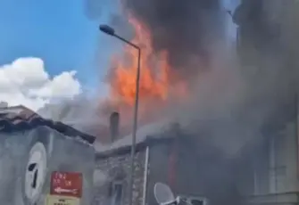 Manisa’da yangın faciası: Alevler 3 evi sardı
