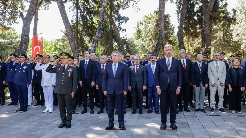 15 Temmuz şehitleri İzmir'de düzenlenen törenle anıldı haberinin görseli