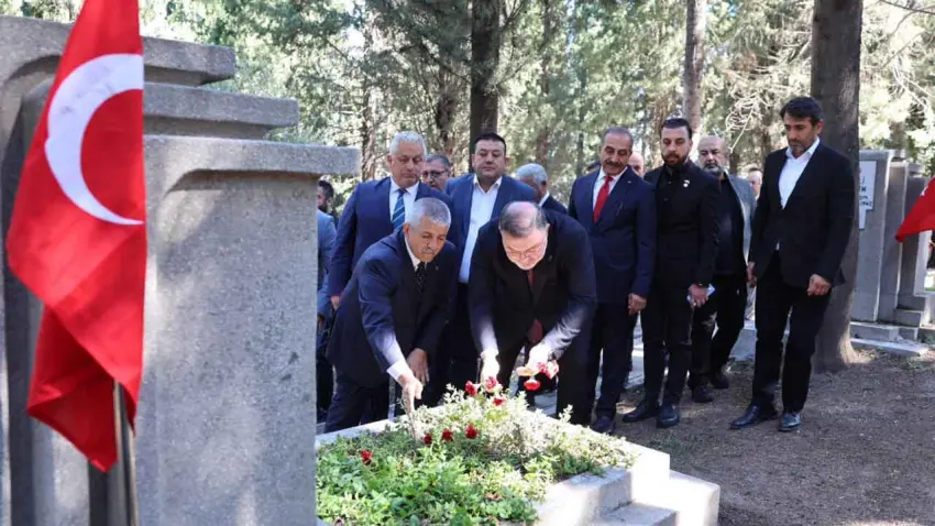 AK Parti'li Saygılı, 15 Temmuz şehitlerini ziyaret etti haberinin görseli