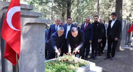 AK Parti'li Saygılı, 15 Temmuz şehitlerini ziyaret etti