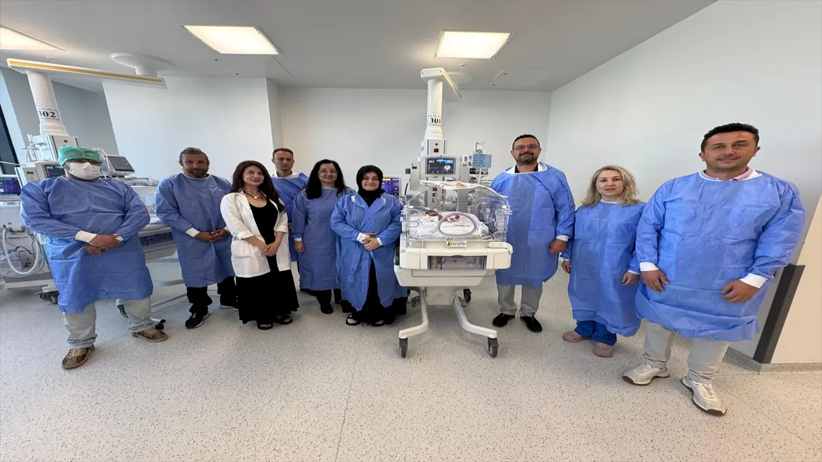 Anne karnında yapılan operasyon, spina bifidalı bebeğe sağlıklı yaşam umudu oldu görseli