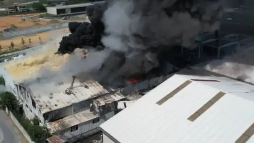 Arnavutköy'de sünger fabrikasında korkutan yangın söndürüldü haberinin görseli