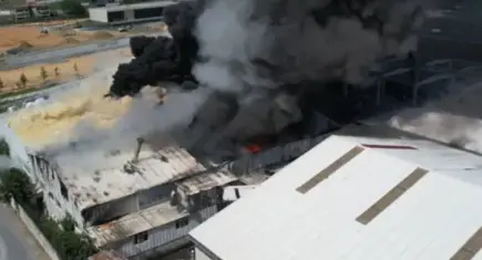Arnavutköy'de sünger fabrikasında korkutan yangın söndürüldü