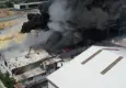 Arnavutköy'de sünger fabrikasında korkutan yangın söndürüldü