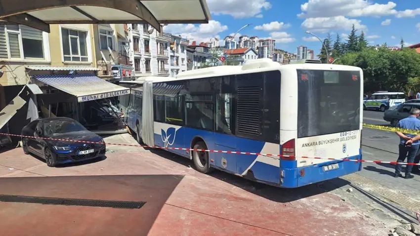 Belediye otobüsü dehşet saçtı: Trafoya ve otomobillere çarparak dükkana girdi haberinin görseli