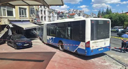Belediye otobüsü dehşet saçtı: Trafoya ve otomobillere çarparak dükkana girdi