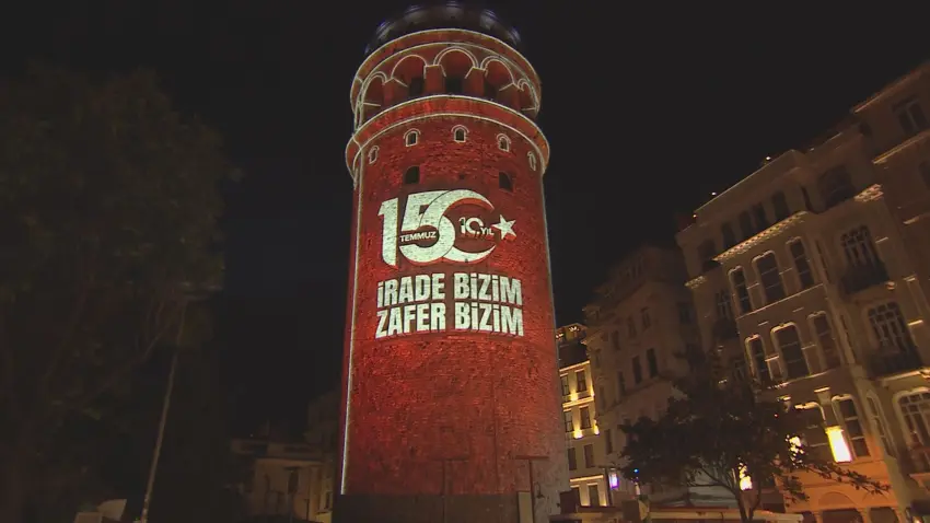 Galata Kulesi ve Kız Kulesi'nde 15 Temmuz'un 10'uncu yılında ışık gösterisi haberinin görseli