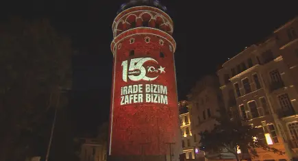 Galata Kulesi ve Kız Kulesi'nde 15 Temmuz'un 10'uncu yılında ışık gösterisi