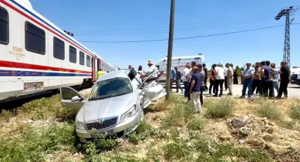 Hemzemin geçitte feci kaza: 3 yaralı