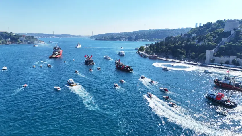İstanbul Boğazı'nda 15 Temmuz şehitleri için 253 tekneli kortej
