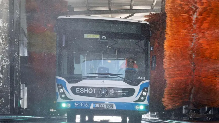 İzmir’de otobüsler geri dönüştürülmüş suyla yıkanıyor: Her ay 2 bin 200 ton su kurtarılıyor haberinin görseli