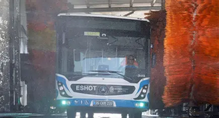 İzmir’de otobüsler geri dönüştürülmüş suyla yıkanıyor: Her ay 2 bin 200 ton su kurtarılıyor