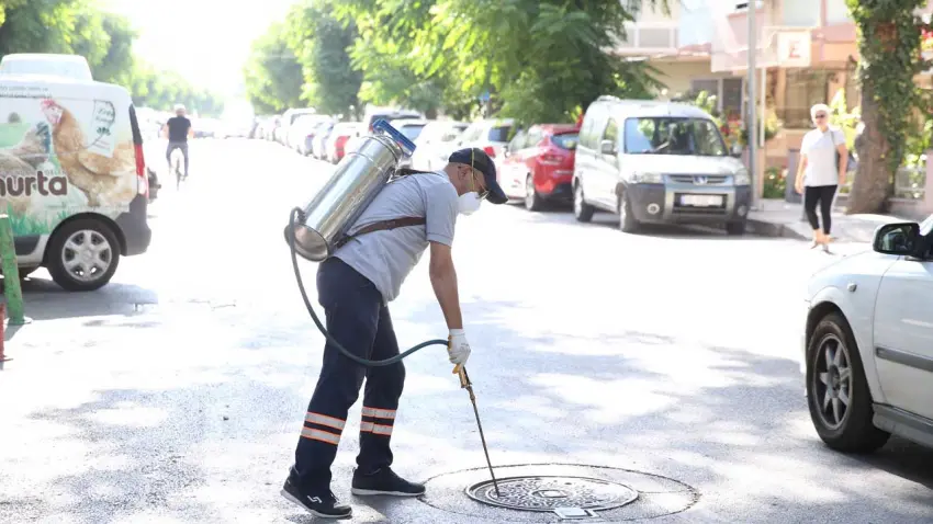 Karşıyaka'da haşerelere karşı ilaçlama çalışmaları sürüyor haberinin görseli