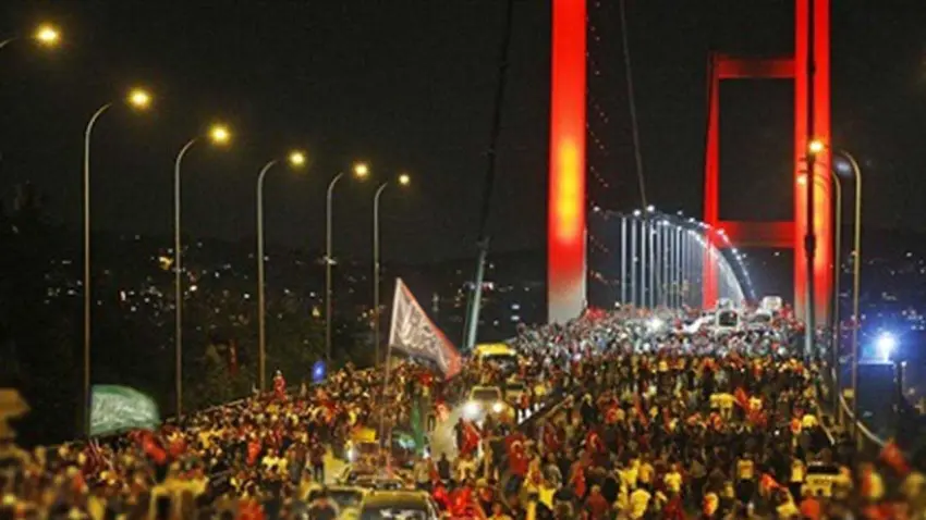 Sanat dünyasından 15 Temmuz paylaşımları: Ünlü isimler şehit ve gazileri unutmadı! haberinin görseli