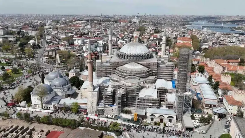 Ayasofya'da İncil okuyan turistlere gözaltı haberinin görseli