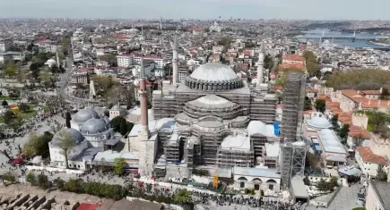 Ayasofya'da İncil okuyan turistlere gözaltı