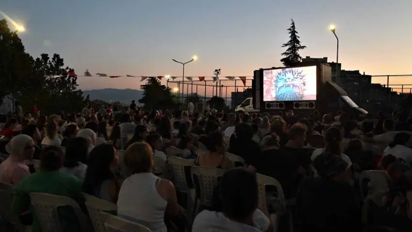 Bornova’da yaz akşamları açık hava sinemasıyla şenleniyor haberinin görseli