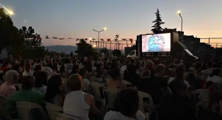 Bornova’da yaz akşamları açık hava sinemasıyla şenleniyor