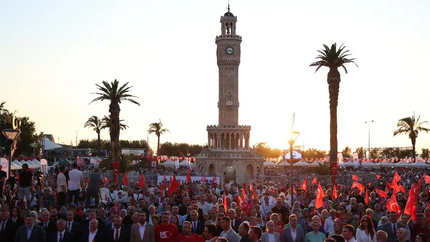 İzmir'de 15 Temmuz'un 10. yılında anma programı düzenlendi haberinin görseli