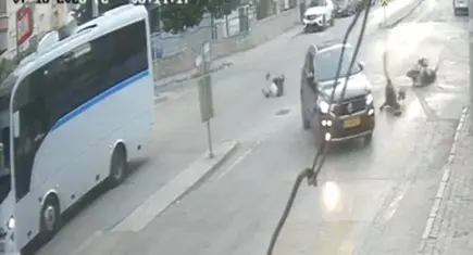 İzmir haber: Buca'da otomobilin çarptığı motosiklet sürücüsü yaralandı, kaçan sürücü yakalandı