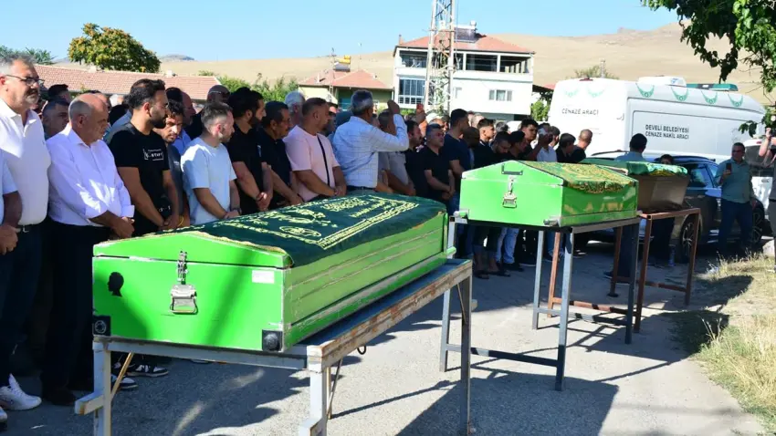 Nevşehir'deki feci kazada hayatını kaybeden anne ve 2 oğlu son yolculuğuna uğurlandı haberinin görseli