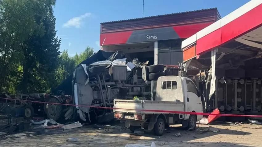 Benzinlikte can pazarı! Akaryakıt istasyonuna giren TIR can aldı haberinin görseli