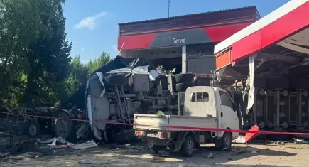 Benzinlikte can pazarı! Akaryakıt istasyonuna giren TIR can aldı