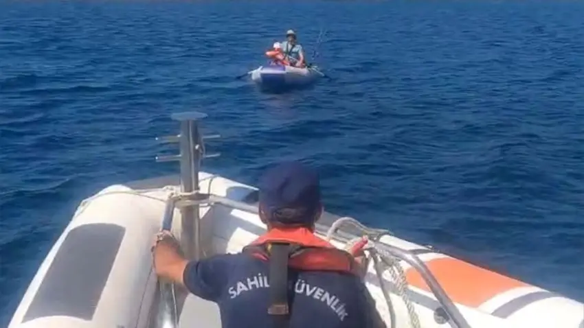 İzmir'de denizde sürüklenen lastik bottaki kişi ve çocuk kurtarıldı haberinin görseli