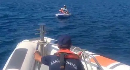 İzmir'de denizde sürüklenen lastik bottaki kişi ve çocuk kurtarıldı