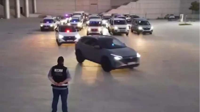 İzmir'de kaçak içki operasyonu: Depo ve teknede binlerce şişe ele geçirildi