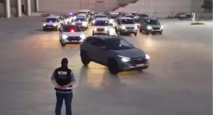 İzmir'de kaçak içki operasyonu: Depo ve teknede binlerce şişe ele geçirildi