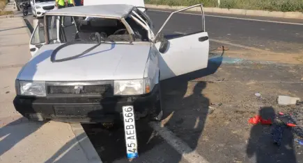 İzmir haber: Lastiği patlayan otomobil kontrolden çıkıp karşı şeride geçti: 5 yaralı