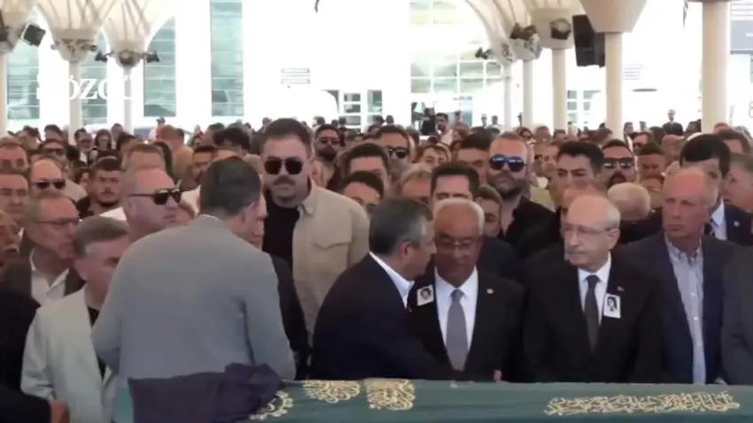 Özel ve Kılıçdaroğlu cenazede yan yana haberinin görseli