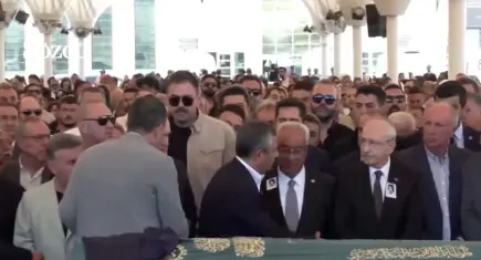 Özel ve Kılıçdaroğlu cenazede yan yana