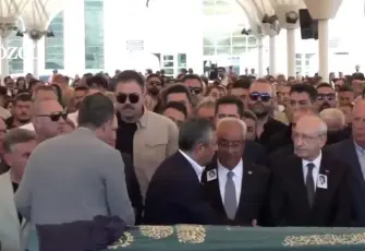 Özel ve Kılıçdaroğlu cenazede yan yana