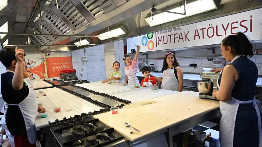 Bornova’da minik şefler hünerlerini mutfakta sergiliyor haberinin görseli