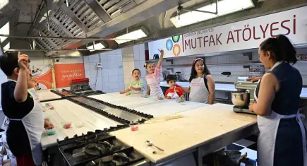 Bornova’da minik şefler hünerlerini mutfakta sergiliyor