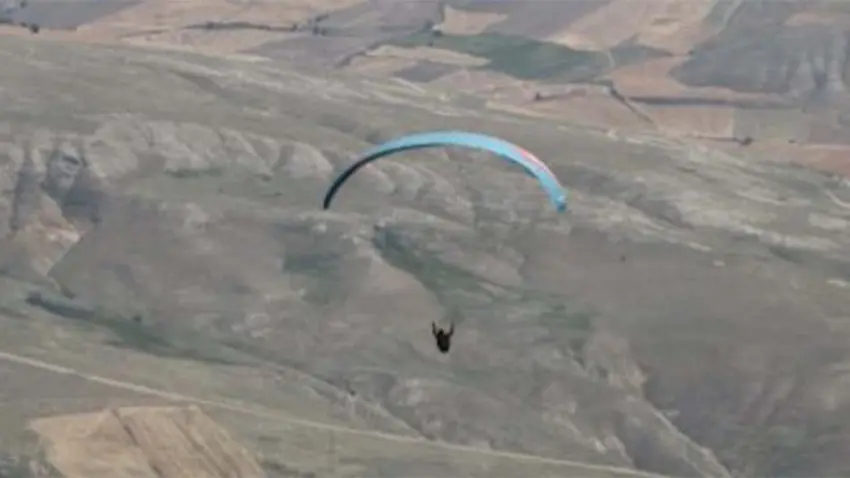 Çorum'da yamaç paraşütü faciası: Kayalıklara düşen pilot hayatını kaybetti haberinin görseli