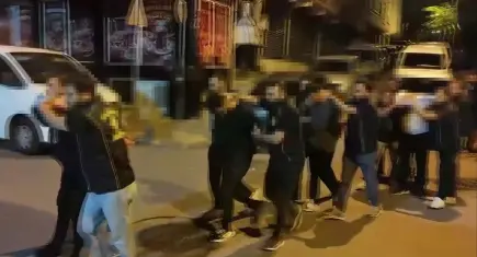 Ev baskınında ‘Yan dairedekileri de aldılar mı?’ deyince yakayı ele verdiler: 5 firari hükümlü yakalandı