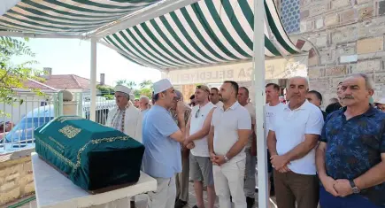 Foça’nın acı kaybı: Esnaf odası eski başkanı Fahrettin Yarba son yolculuğuna uğurlandı