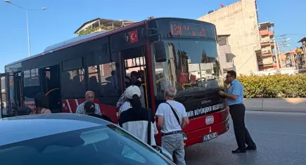 İzmir haber: Seyir halindeki otobüste ayakta bulunan yaşlı kadın düşerek yaralandı
