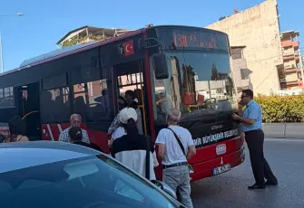 İzmir haber: Seyir halindeki otobüste ayakta bulunan yaşlı kadın düşerek yaralandı