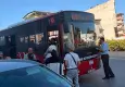 İzmir haber: Seyir halindeki otobüste ayakta bulunan yaşlı kadın düşerek yaralandı