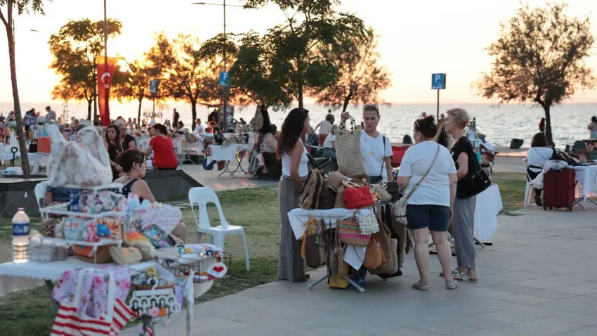 Konak’ta Gece Kermesi büyüyor: 150 kadın emeğini kazanca dönüştürüyor haberinin görseli