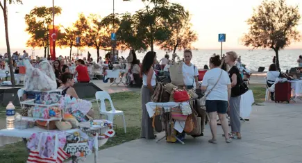 Konak’ta Gece Kermesi büyüyor: 150 kadın emeğini kazanca dönüştürüyor