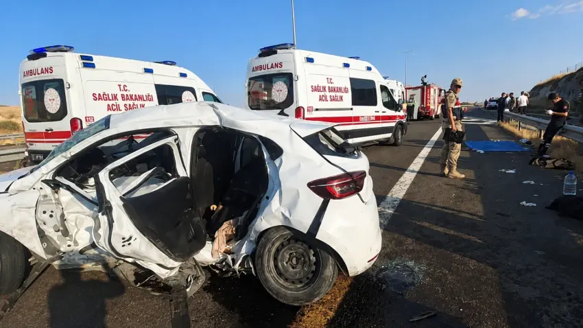 Şanlıurfa'da can pazarı! Hafif ticari araç ile otomobil çarpıştı: 2 ölü, 9 yaralı